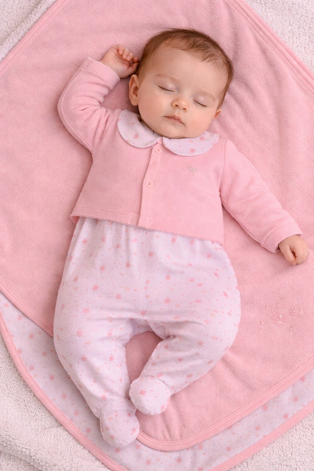 Saída Maternidade Estilinho Macacão+Casaco+Manta Dupla Bordada em Suedine Penteado - Imagem 2